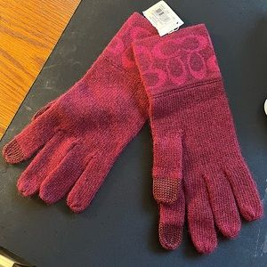 NWT Authentic Signature Knit Tech Gloves bright berry color.